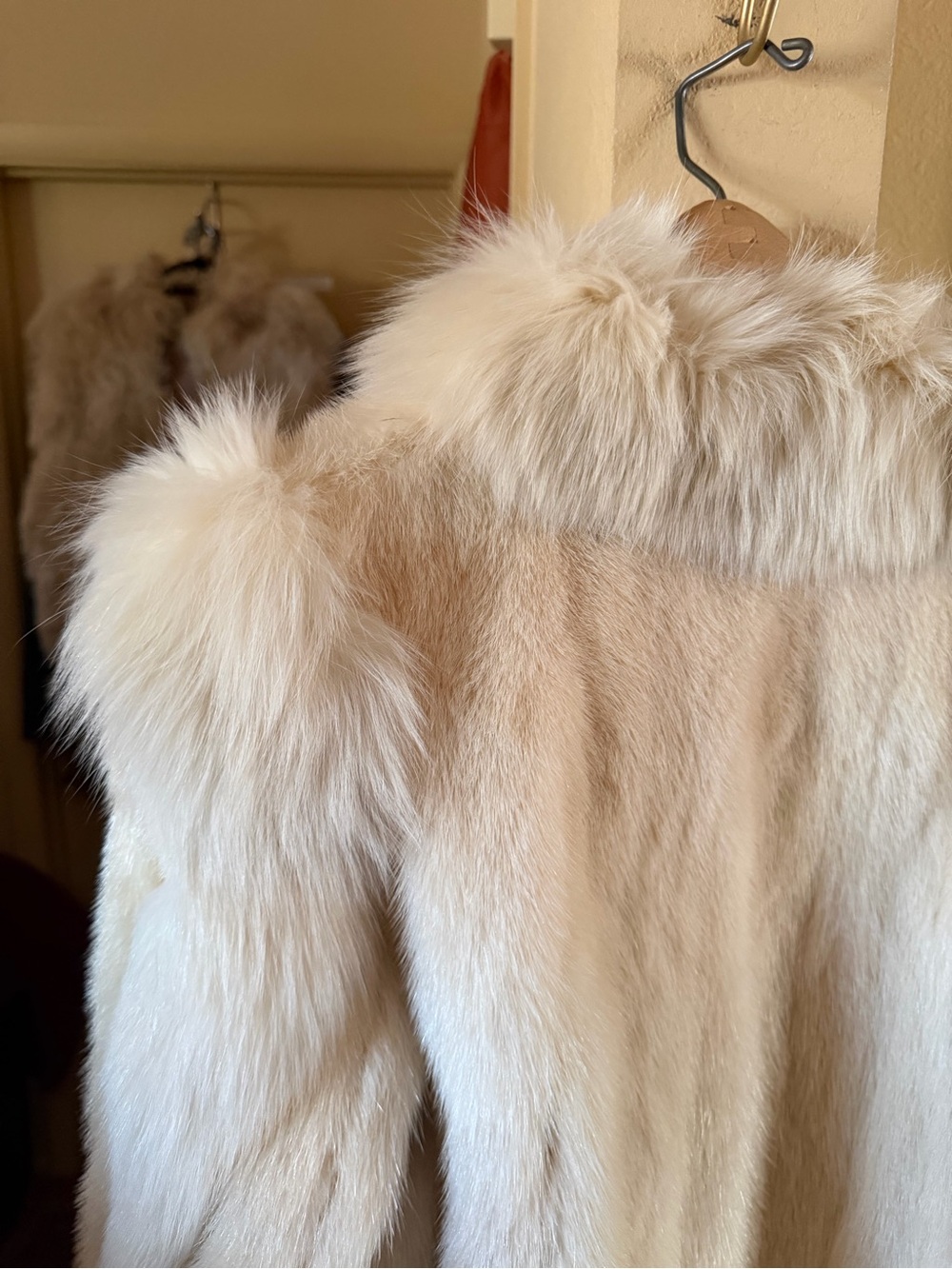 Gorgeous White Mink & Fox Fur Coat - Picture 5 of 7